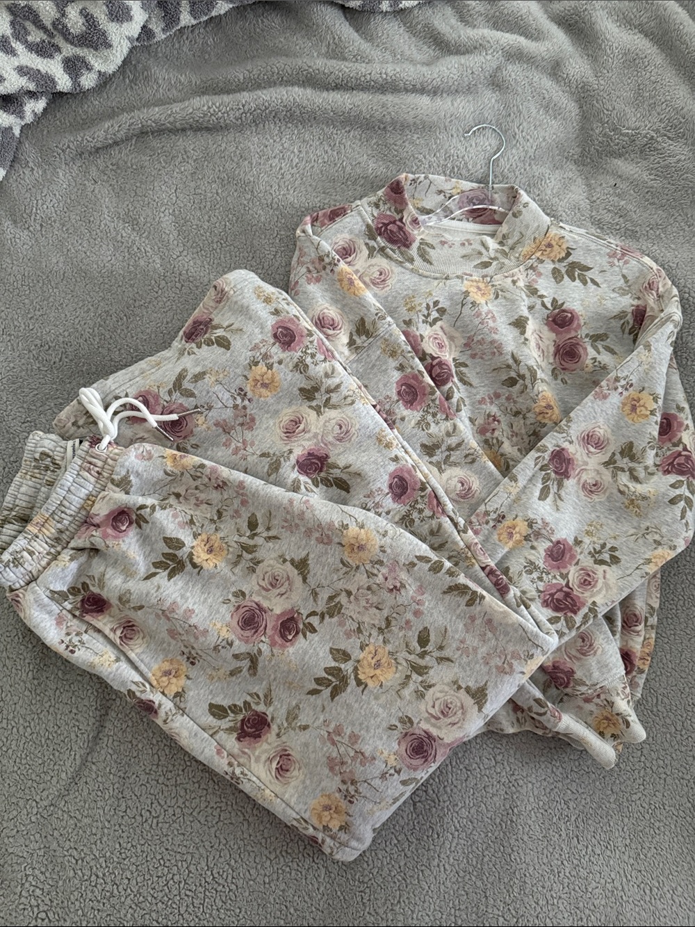 Abercrombie & Fitch Floral sweat - Cream with Pink & Yellow Roses